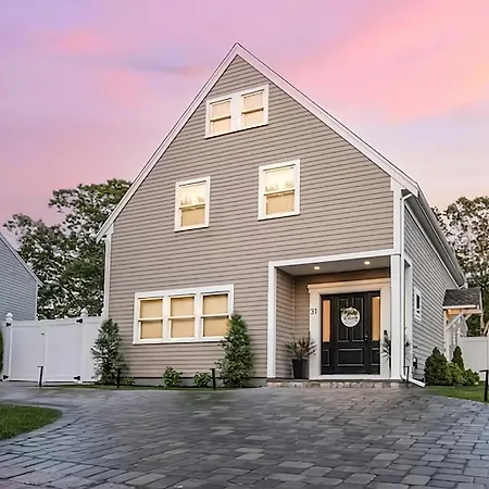 Renovated & Sophisticated Home Near Beach & Shops!